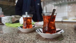 Ihlamurları köyünden toplayıp çay ocağında demleyerek satıyor