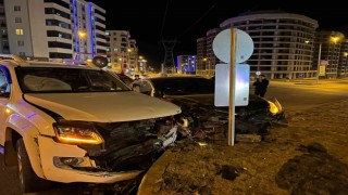 İki aracın karıştığı kazada araçlar kullanılamaz hale geldi