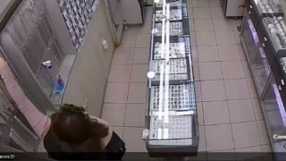 İki iş yerinden yaklaşık 135 bin lira değerinde gümüş takı çalan kadın hırsız kamerada