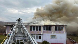 İki katlı evin çatısında çıkan yangın korkuttu