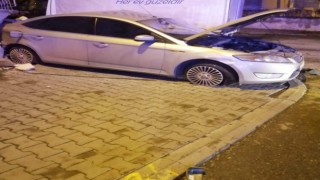 İki otomobil çarpıştı: 3 yaralı