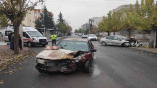 İki otomobil çarpıştı: 4 yaralı
