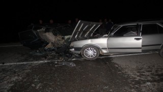 İki otomobil kafa kafaya çarpıştı: 1 ölü, 2si çocuk 5 yaralı