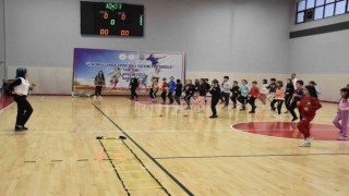İlkokul öğrencileri Beden Eğitimi derslerini antrenör eşliğinde yapıyor