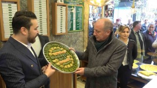 Muharrem İnce'ye memleketi Yalova'da üzerinde adının yazılı olduğu baklava ikram edildi