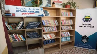 İnegölde kahvehaneler kitaphaneye dönüşüyor