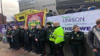 İngilterede ambulans çalışanları grevde