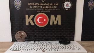 İş yerini tarihi eserlerle doldurmuş