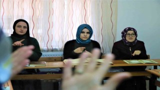 İşaret diliyle Kuran-ı Kerim öğreniyorlar