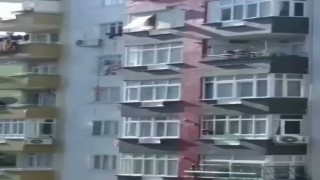 İskele metrelerce yükseklikten yere çakıldı, üzerindeki işçiyi emniyet kemeri kurtardı