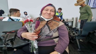 İstanbul Havalimanında 3 Aralık Dünya Engelliler Gününde engelli ve yaşlılara çiçek verildi