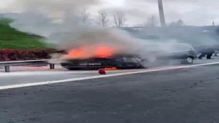 İstanbul TEMde araç alevlere teslim oldu: Trafik durdu
