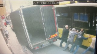 İstanbulda akıl almaz kaza kamerada: Sıkışan şoförü 10 tonluk otobüsü itip kurtardılar