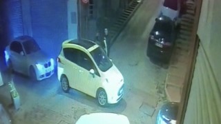 İstanbulda dehşet anları kamerada: Laf attıkları kızı koruyan adamı bıçakladılar