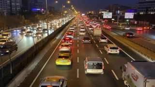 İstanbulda haftanın ilk iş gününde trafik yoğunluğu oluştu