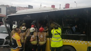 İstanbulda İETT otobüsü ile tramvay çarpıştı