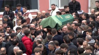 İstanbulda polisin kaçan gaspçılara açtığı ateş sonucu hayatını kaybeden genç kız son yolculuğuna uğurladı