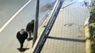 İstanbulda silkeleme yöntemiyle yankesicilik: Hırsızlar çaldığı telefonu takside düşürdü