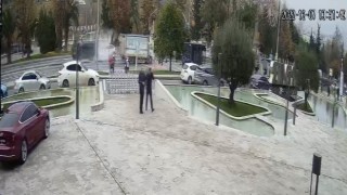 İstanbulda trafikte trajikomik olay kamerada: Damacanalar yola uçtu, sürücüler büyük korku yaşadı