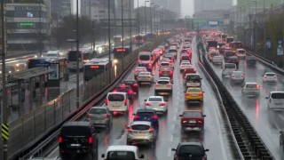 İstanbulda yağmur nedeniyle trafik yoğunluğu yaşanıyor