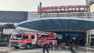 İstanbulun göbeğindeki alışveriş merkezinde büyük yangın