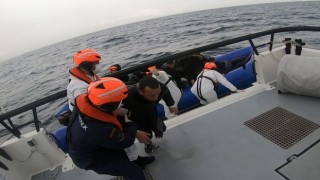 İzmir açıklarında 69 düzensiz göçmen yakalandı