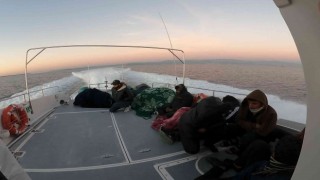 İzmirde 17 göçmen kurtarıldı