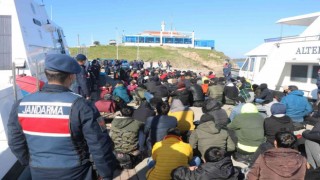 İzmirde 442 düzensiz göçmen ve 8 göçmen kaçakçısı yakalandı
