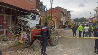 İzmirde kamyon ortalığı savaş alanına çevirdi: 8 yaralı