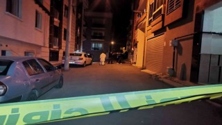 İzmirde kıskançlık cinayeti: Kız arkadaşını hem silahla vurdu hem de bıçakladı