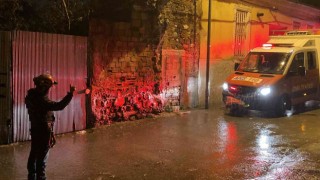 İzmirde sağanak yağmur nedeniyle evin çatısı çöktü