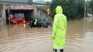 İzmirde selde araçlar mahsur kaldı
