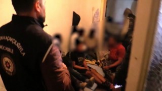 İzmirde şok evlerine polis baskını: 91 kaçak göçmen ve 5 organizatör yakalandı