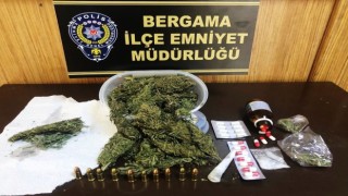 İzmirde uyuşturucu evine operasyon