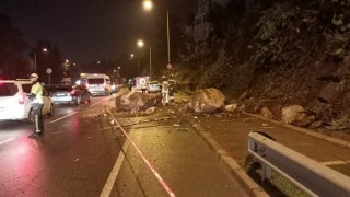 İzmirde yamaçtan kopan kaya parçaları yola ve bir otomobilin üstüne düştü