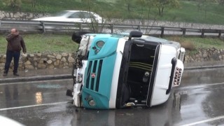 İzmirde yolcu minibüsü devrildi