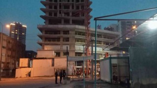 İzmirin Bornova ilçesinde bir otel inşaatındaki kule vincin bir kısmı devrildi. Kazada ölü ve yaralıların olduğu belirtilirken, olay yerine çok sayıda ekip sevk edildi.