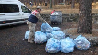 Jandarma ve öğrenciler ormanlık alanda çevre temizliği yaptı