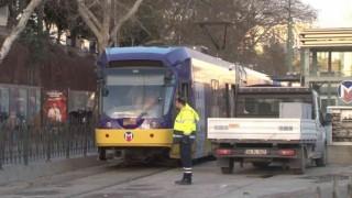 Kabataşta raydan çıkarak kaza yapan tramvay kaldırıldı