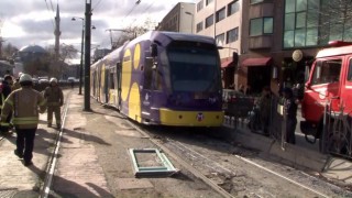 Kabataşta tramvay kazası meydana geldi. Yaralıların olduğu öğrenilirken, olay yerine çok sayıda sağlık ve itfaiye ekibi sevk edildi. Olay nedeniyle tramvay seferleri de durdu.