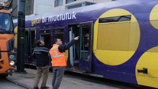 Kabataşta tramvay raydan çıktı: 4 yaralı