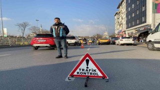 Kadıköyde çay içerken denetime takılan taksi sürücüsünden ilginç savunma: “Telefon değil ki bu çay”