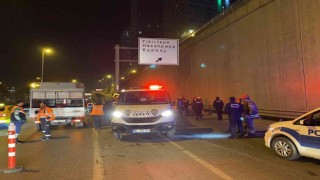 Kadıköyde otomobil bariyerlere ok gibi saplandı