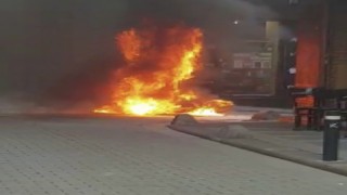 Kadıköyde seyir halindeki motosiklet alev topuna döndü