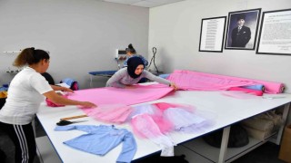 Kadınlar dikiş kursunda mutluluk üretiyor
