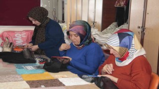 Kadınlar hem öğreniyor hem üretiyor
