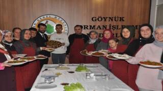 Kadınlar mutfağın püf noktalarını öğreniyor
