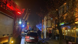 Kafenin bacasında çıkan yangın büyümeden söndürüldü