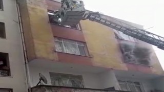 Kağıthanede alevlere teslim olan dairede can pazarı: 4 kişilik aile itfaiye merdiveni yardımıyla kurtarıldı