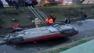 Kağıthanede otomobil dereye uçtu: 2 yaralı